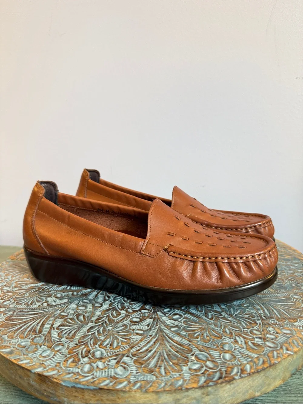 Like New! SAS Weave Slip On Brown Leather Loafer Size 8.5
